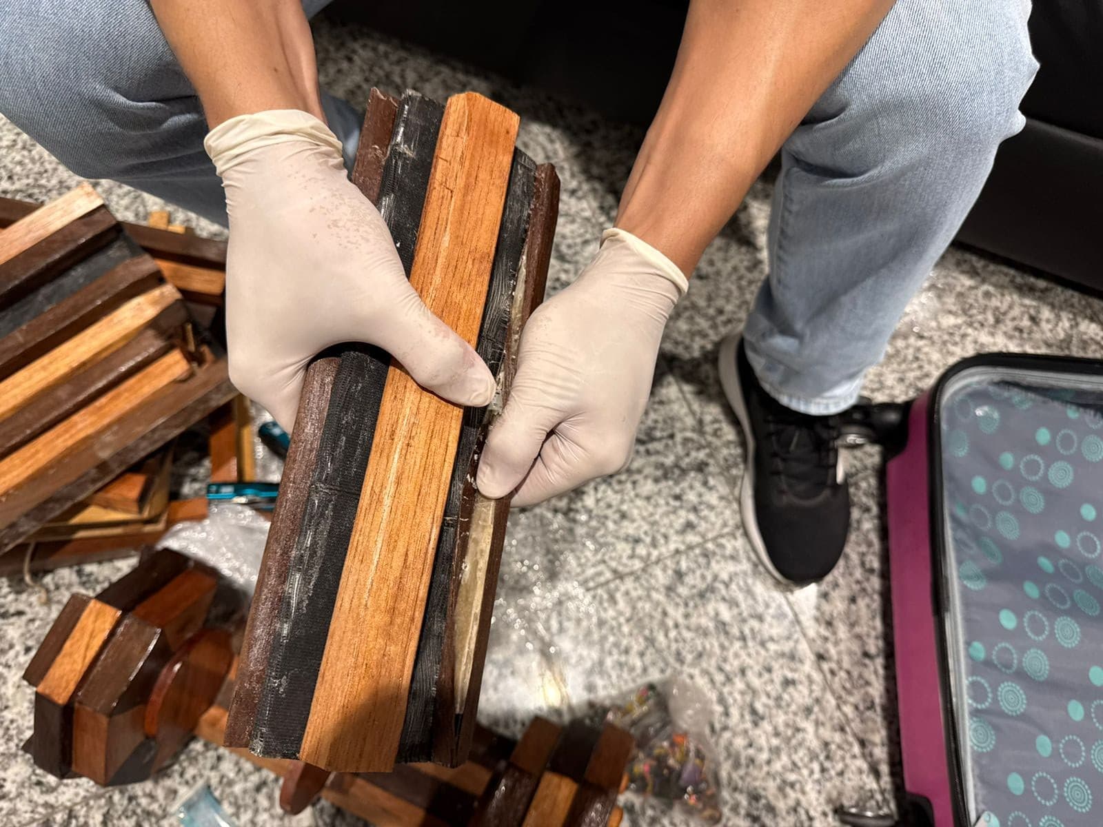 Polícia Federal apreende mais de 6 quilos de cocaína escondidos em tabuleiro de xadrez no Aeroporto do Recife