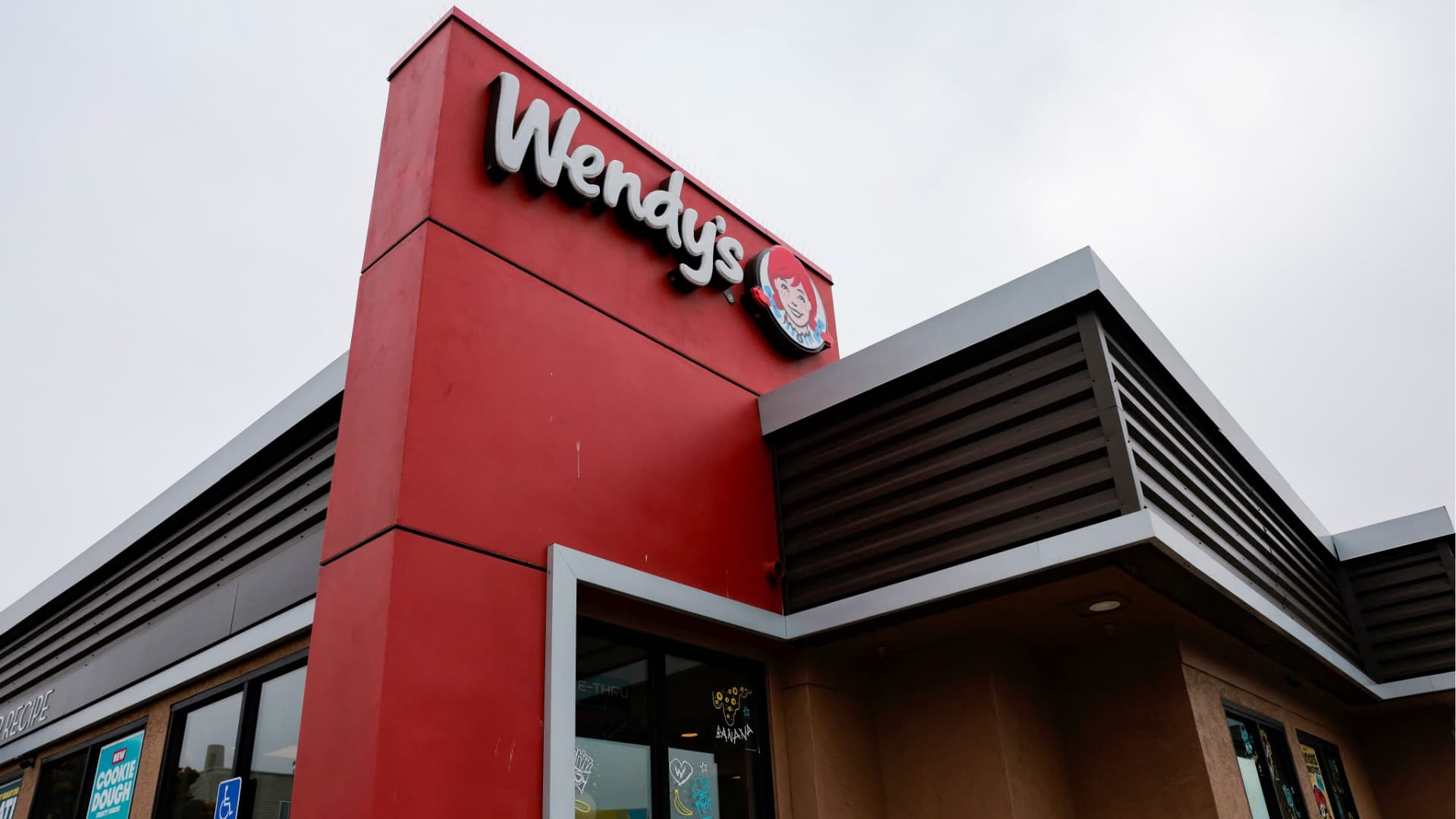 Ações da Wendy's disparam na Bolsa após viralização no Reddit