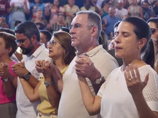 Prefeito Zeca Cavalcanti e Governadora Raquel Lyra participam do encerramento da Festa da Divina Misericórdia em Arcoverde