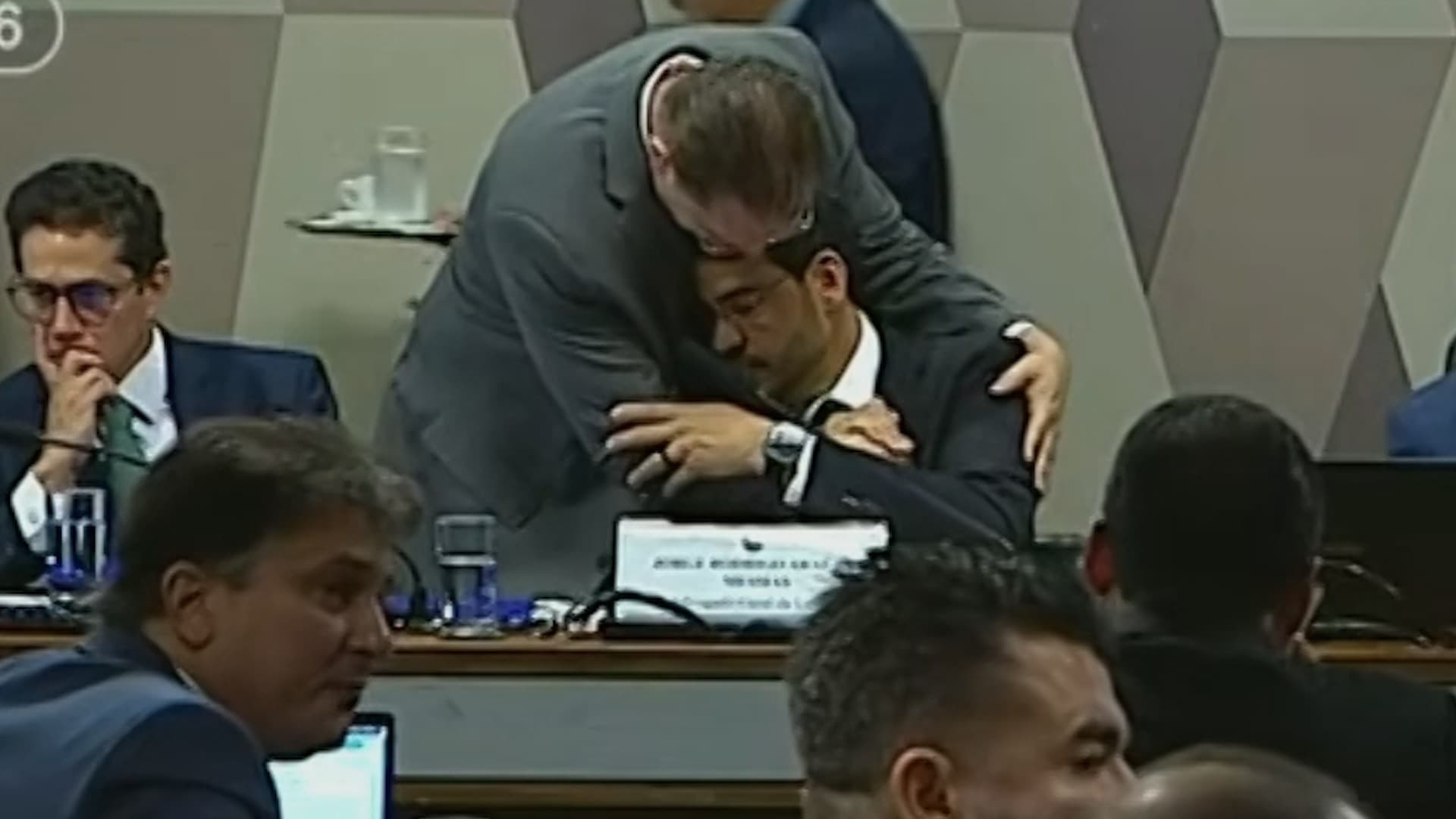 Sóstenes Cavalcante esclarece polêmica após abraço em Jorge Messias na CCJ do Senado