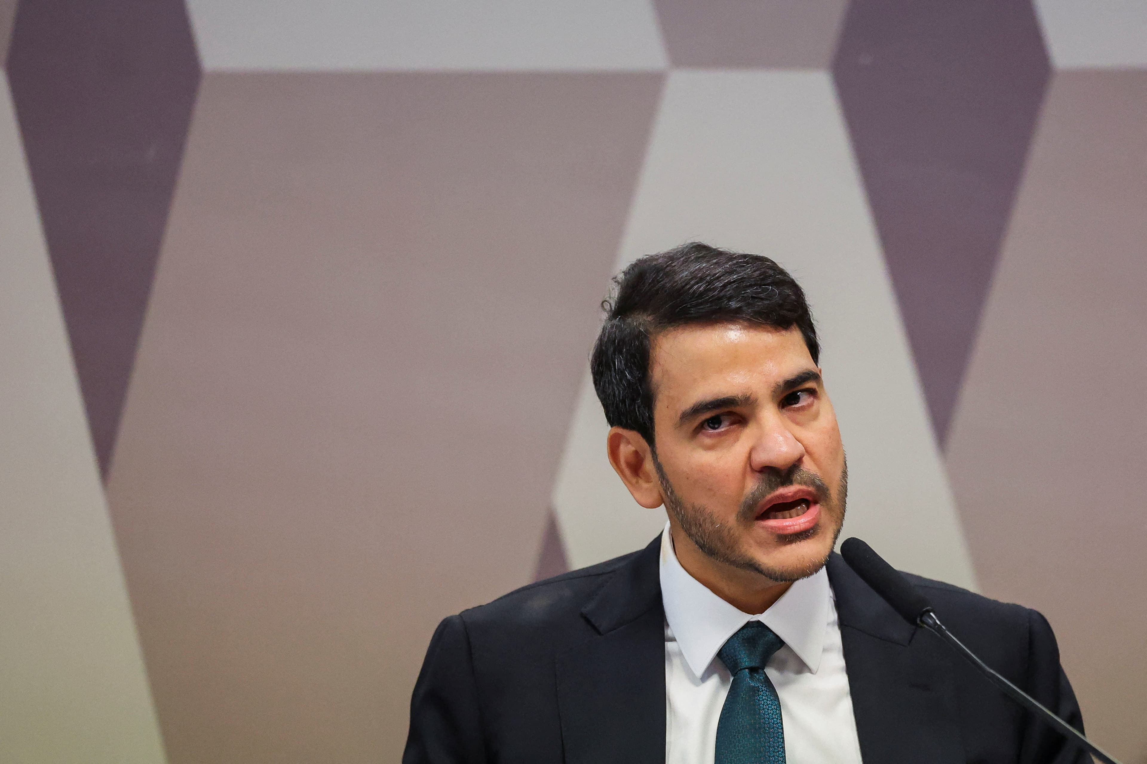 Jorge Messias questiona duração de inquéritos no STF durante sabatina no Senado