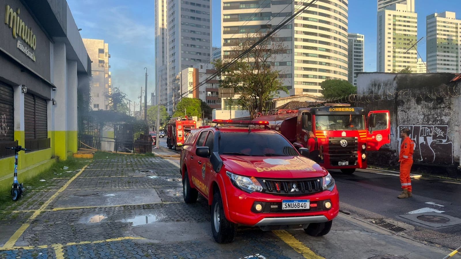 Incêndio de grandes proporções atinge supermercado no bairro da Torre, no Recife