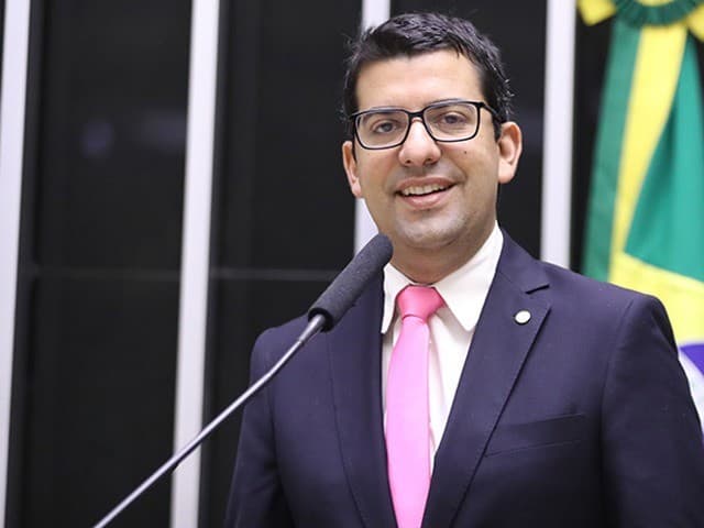 Polícia Federal investiga deputado Marcelo Queiroz por suspeita de fraude em licitações da causa animal
