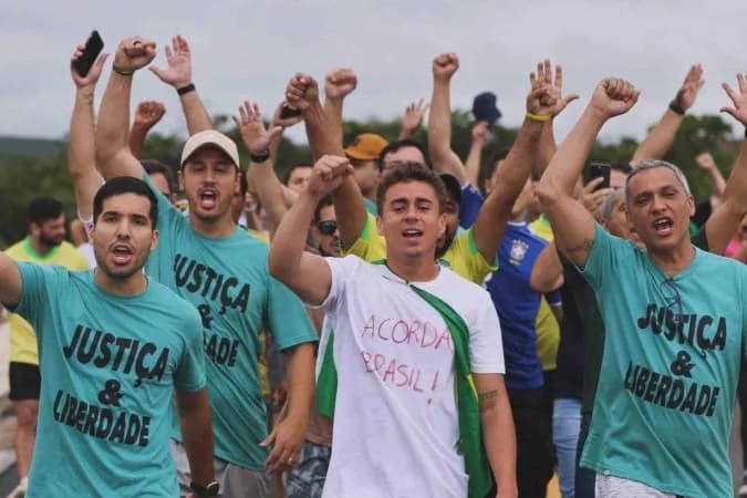 Nikolas Ferreira inicia caminhada de 240 km até Brasília em ato político em defesa de Bolsonaro