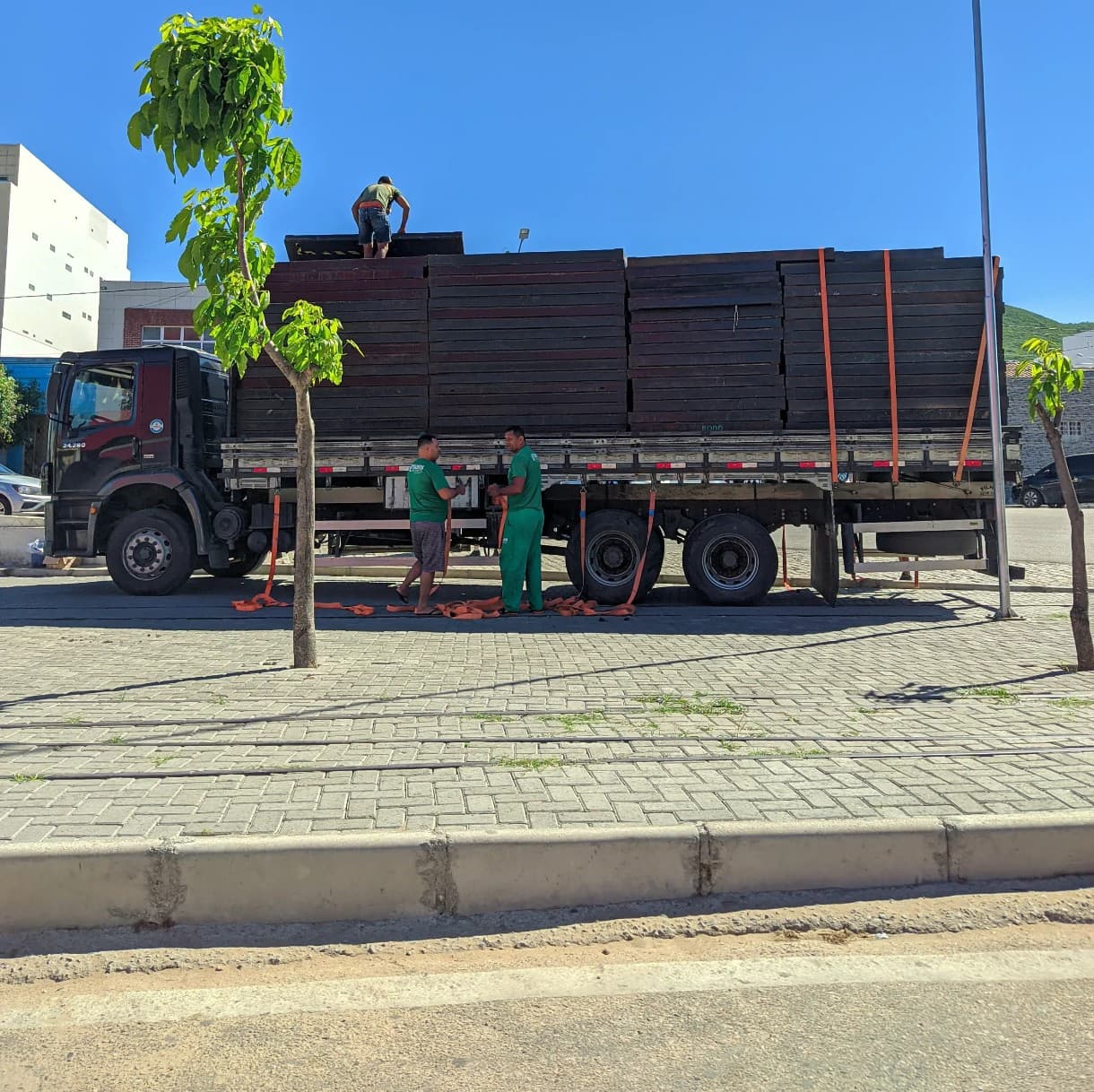 Estruturas do Festival Pernambuco Meu País Começam a Chegar em Arcoverde — Cidade Já Respira Cultura