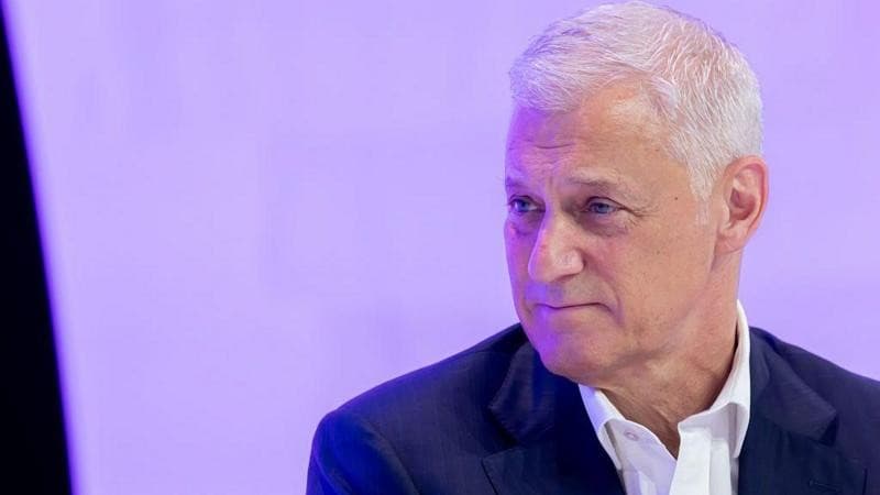 CEO do Standard Chartered pede desculpas após polêmica sobre funcionários e IA