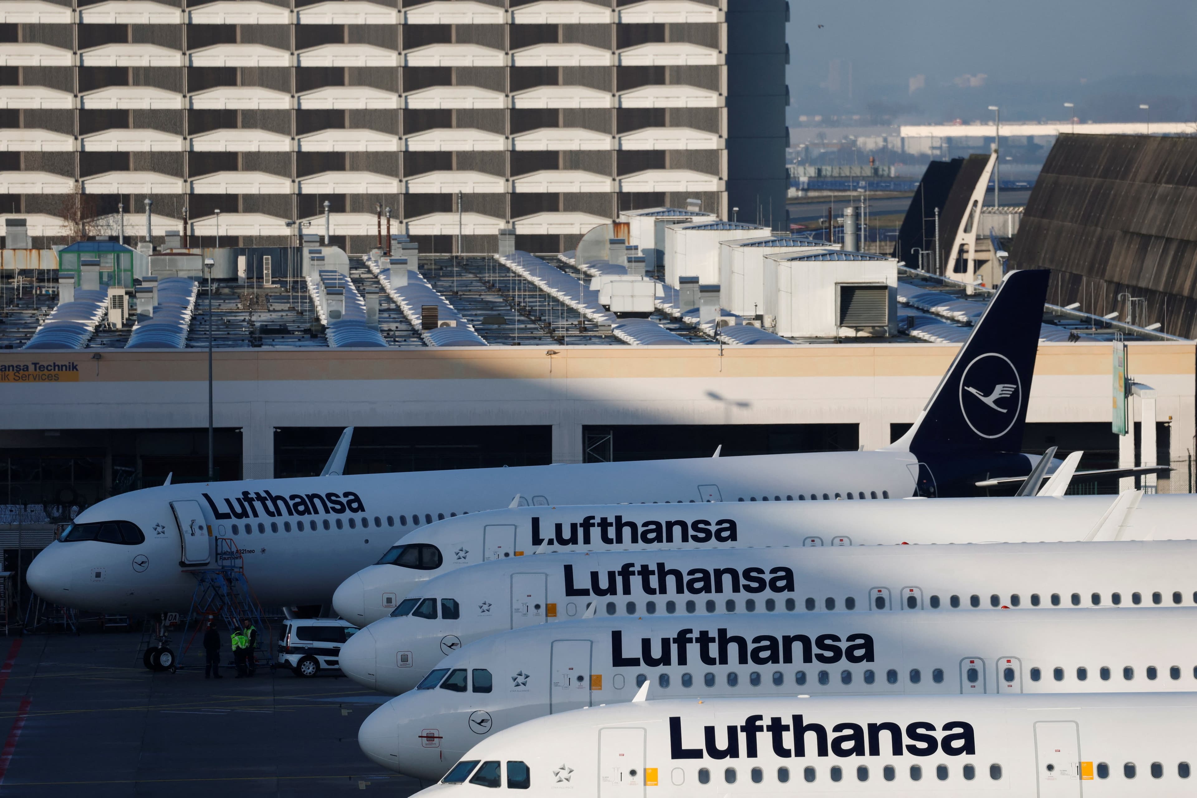 Lufthansa anuncia cancelamento de 20 mil voos devido à crise de combustível e guerra