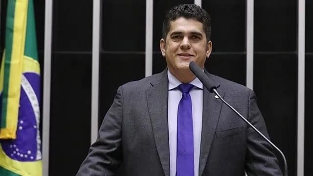 Decisão de Flávio Dino aponta que deputado comandava esquema de desvio de verbas públicas