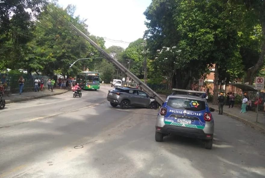 Carro derruba poste e deixa moradores sem energia em Dois Irmãos, no Recife