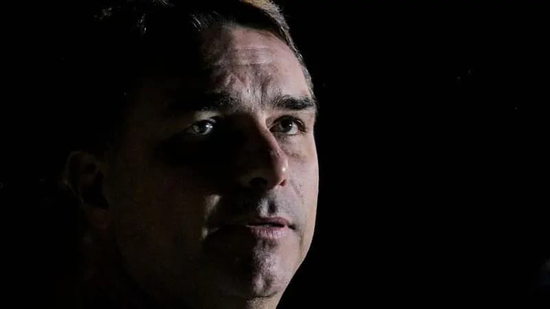 Reportagem da The Economist aponta impacto de denúncias sobre Flávio Bolsonaro na corrida presidencial