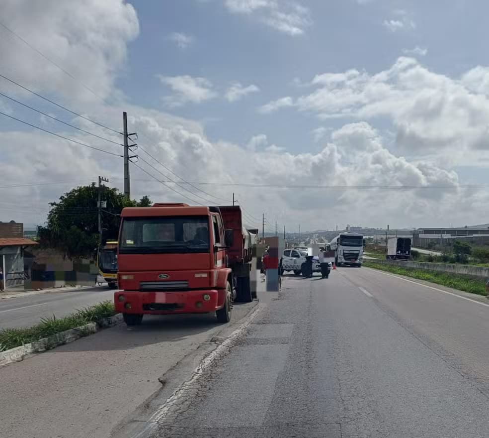 Mulher morre atropelada por caminhão na BR-232 em Caruaru; motorista fugiu do local