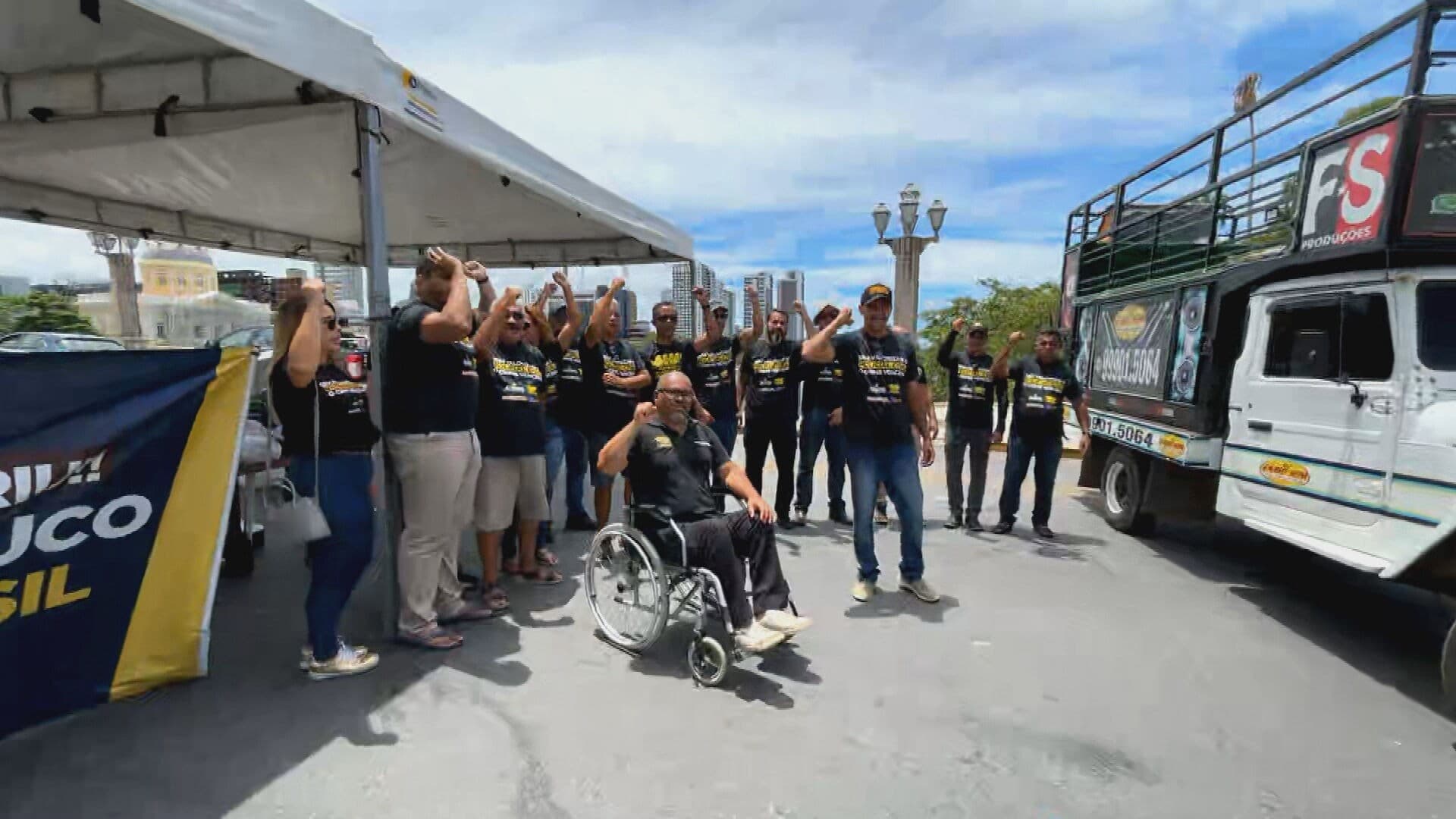 Policiais civis realizam protesto e bloqueiam Ponte Santa Isabel no Recife por melhorias na categoria