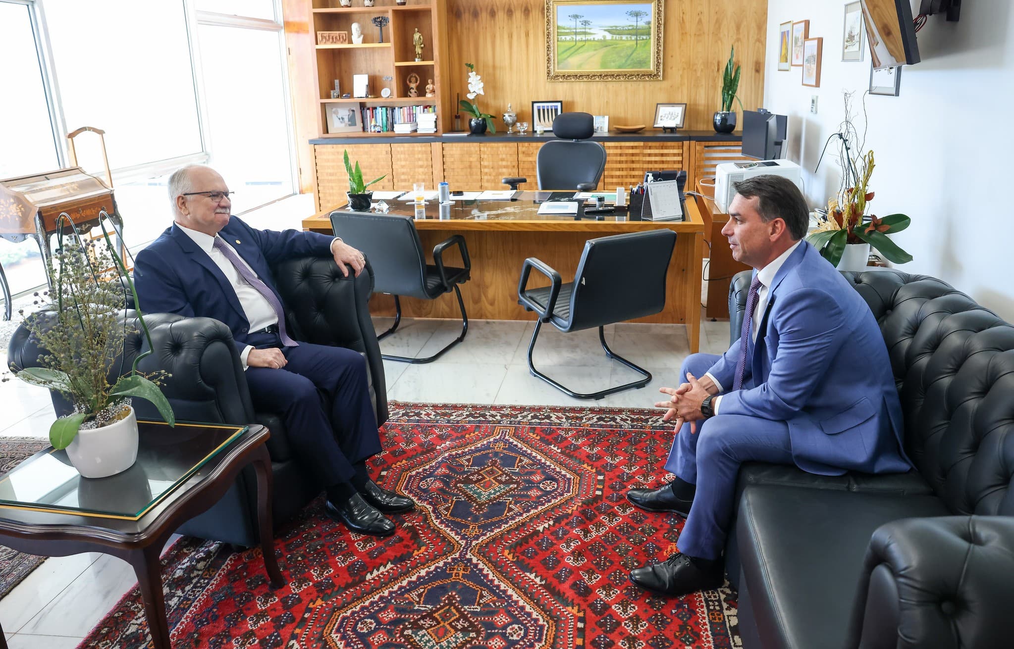 Flávio Bolsonaro se reúne com presidente do STF e defende pacificação entre Poderes