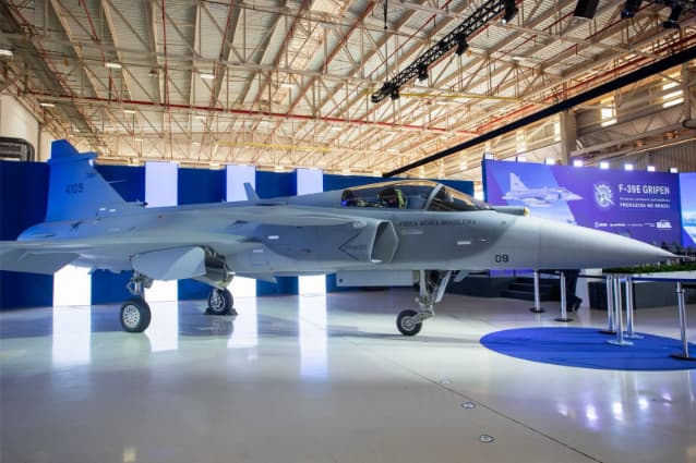 Brasil apresenta primeiro caça supersônico produzido no país e avança na indústria militar