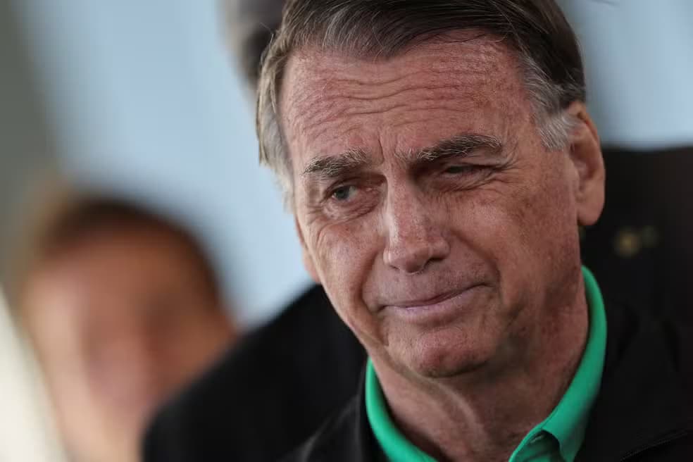 Bolsonaro enviou mais de 300 mensagens e vídeos para burlar proibição de redes sociais, aponta PF