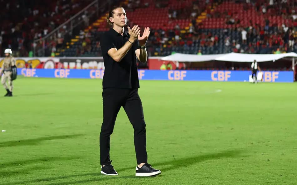 Filipe Luís admite desgaste do Flamengo e define triunfo contra o Vitória como heróico
