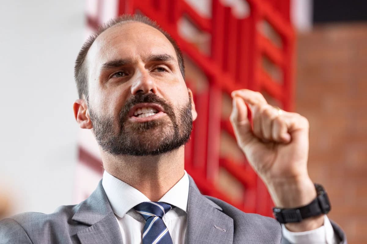 Eduardo Bolsonaro critica diplomacia brasileira após retirada parcial de tarifas pelos EUA