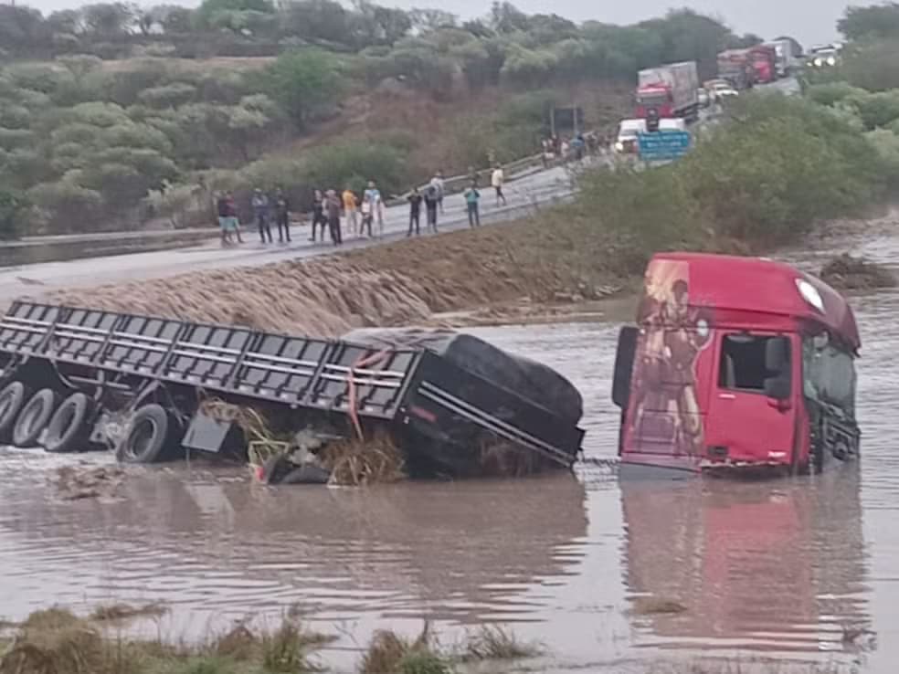 Carreta é arrastada por correnteza ao tentar atravessar ponte na BR-423 em Jupi