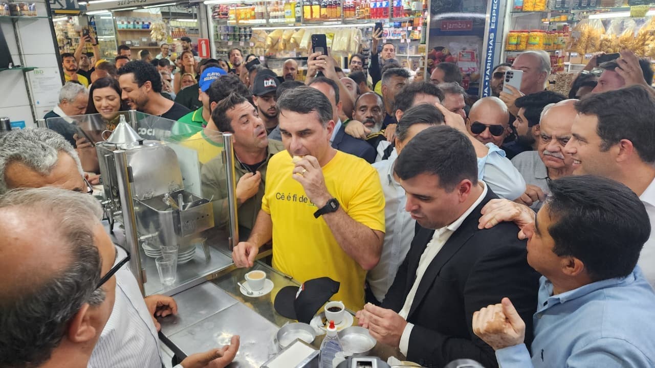 Flávio Bolsonaro cumpre agenda em Belo Horizonte e rebate investigações sobre produtora de filme