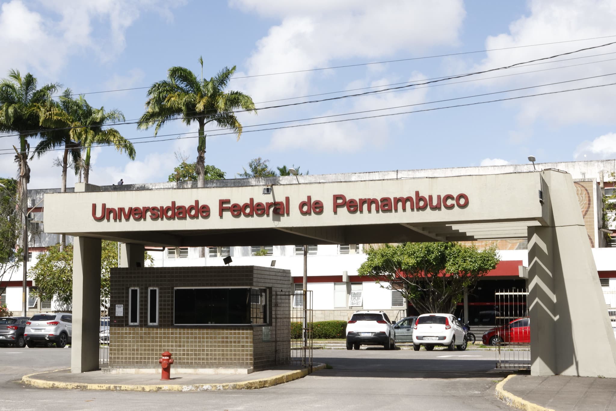 UFPE lança concurso público com salários de até R$ 13 mil para professores