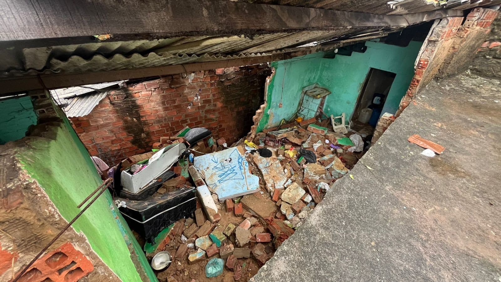 Fortes chuvas deixam rastro de destruição e interditam imóveis na Região Metropolitana do Recife