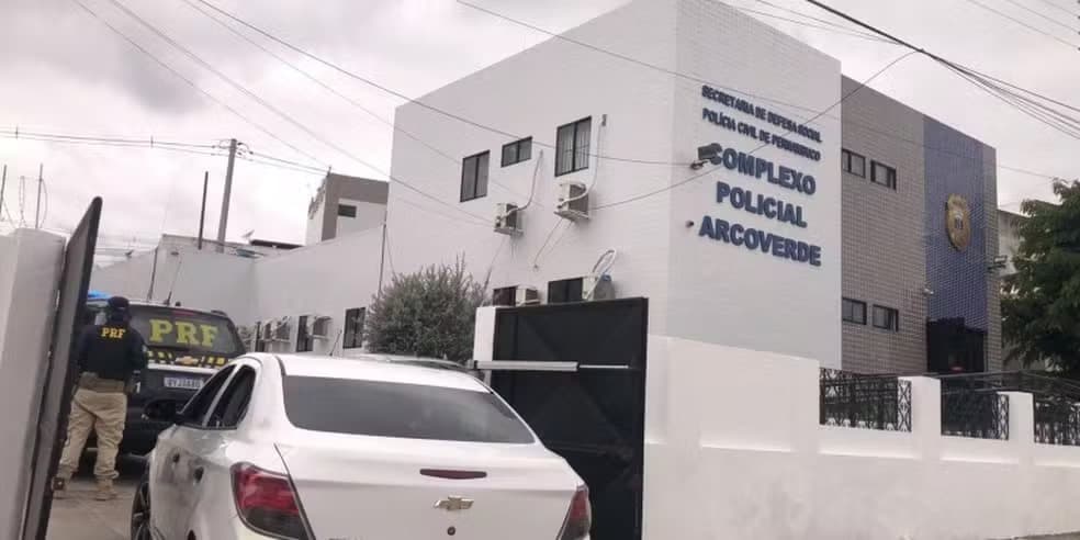 PM flagra entrega suspeita e apreende drogas enterradas ao lado de residência em Arcoverde