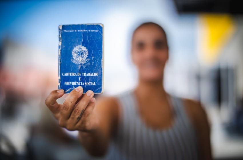 Taxa de desemprego no Brasil atinge 5,8% no trimestre encerrado em abril de 2026