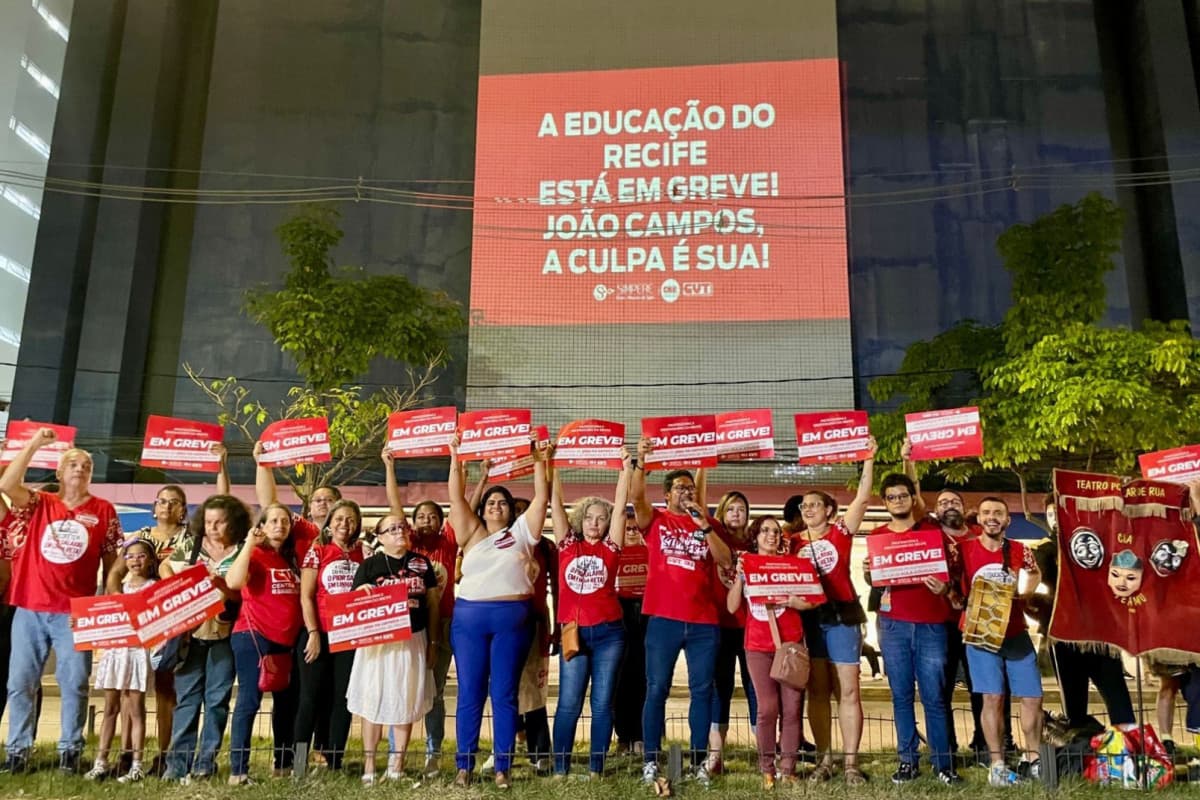 Professores do Recife realizam manifestação na Av Conde da Boa Vista