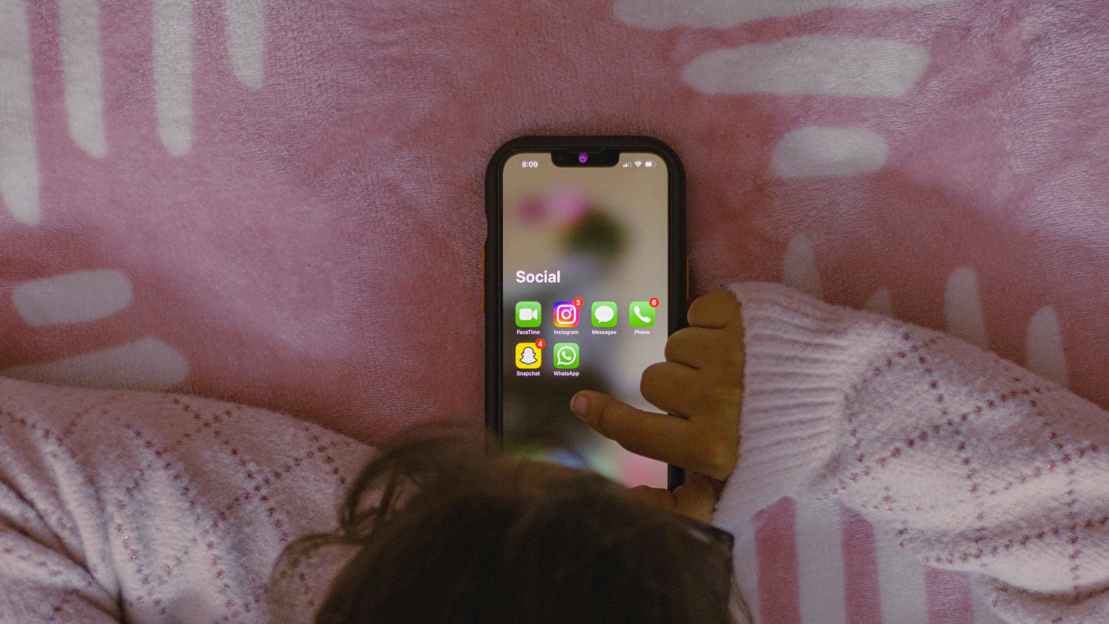 Meta implementa tecnologia de IA para identificar menores de idade no Facebook e Instagram