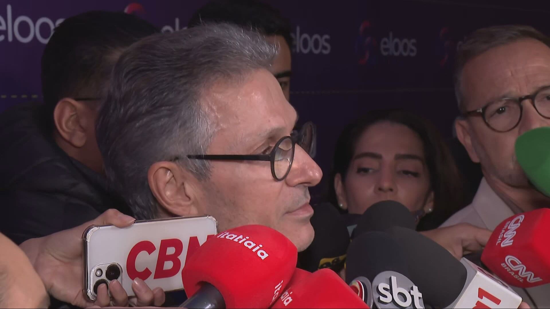 Romeu Zema mantém críticas a Flávio Bolsonaro após escândalo envolvendo Banco Master