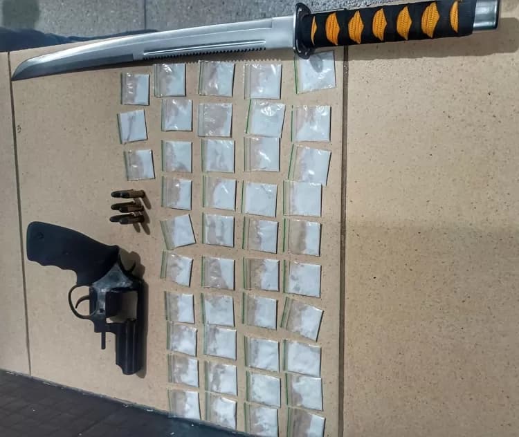 BEPI apreende arma de fogo, drogas e espada durante operação em Garanhuns