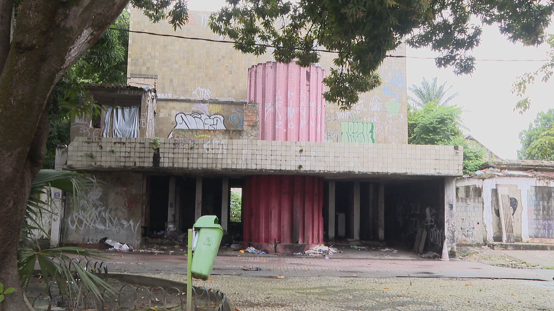 Teatro Valdemar de Oliveira é classificado como área de alto risco de desabamento no Recife
