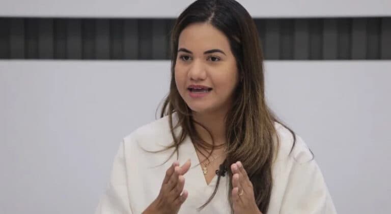 Protesto “Fora Mirella” reúne moradores em frente à Prefeitura de Olinda