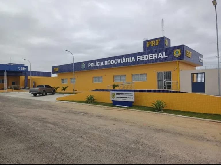 PRF apreende motocicleta com sinais de adulteração durante fiscalização em Petrolina