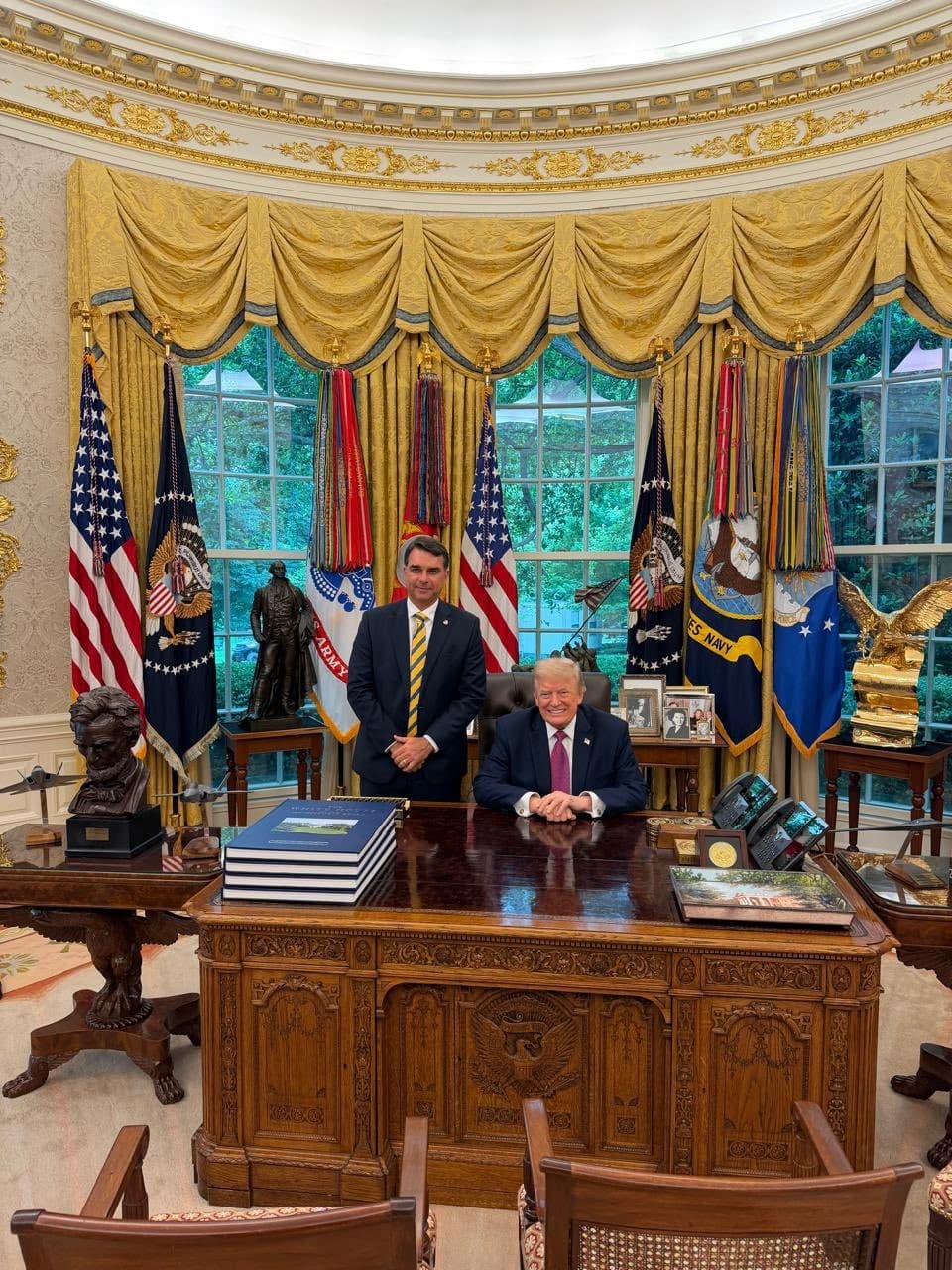 Flávio Bolsonaro se reúne com Donald Trump na Casa Branca e busca agenda internacional