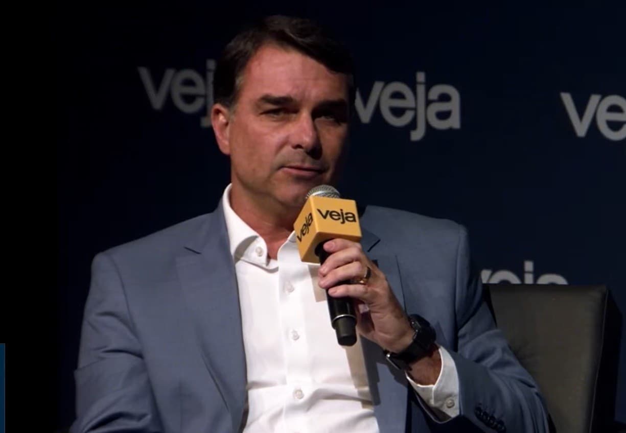Flávio Bolsonaro defende manutenção do Bolsa Família e propõe transição para emprego formal
