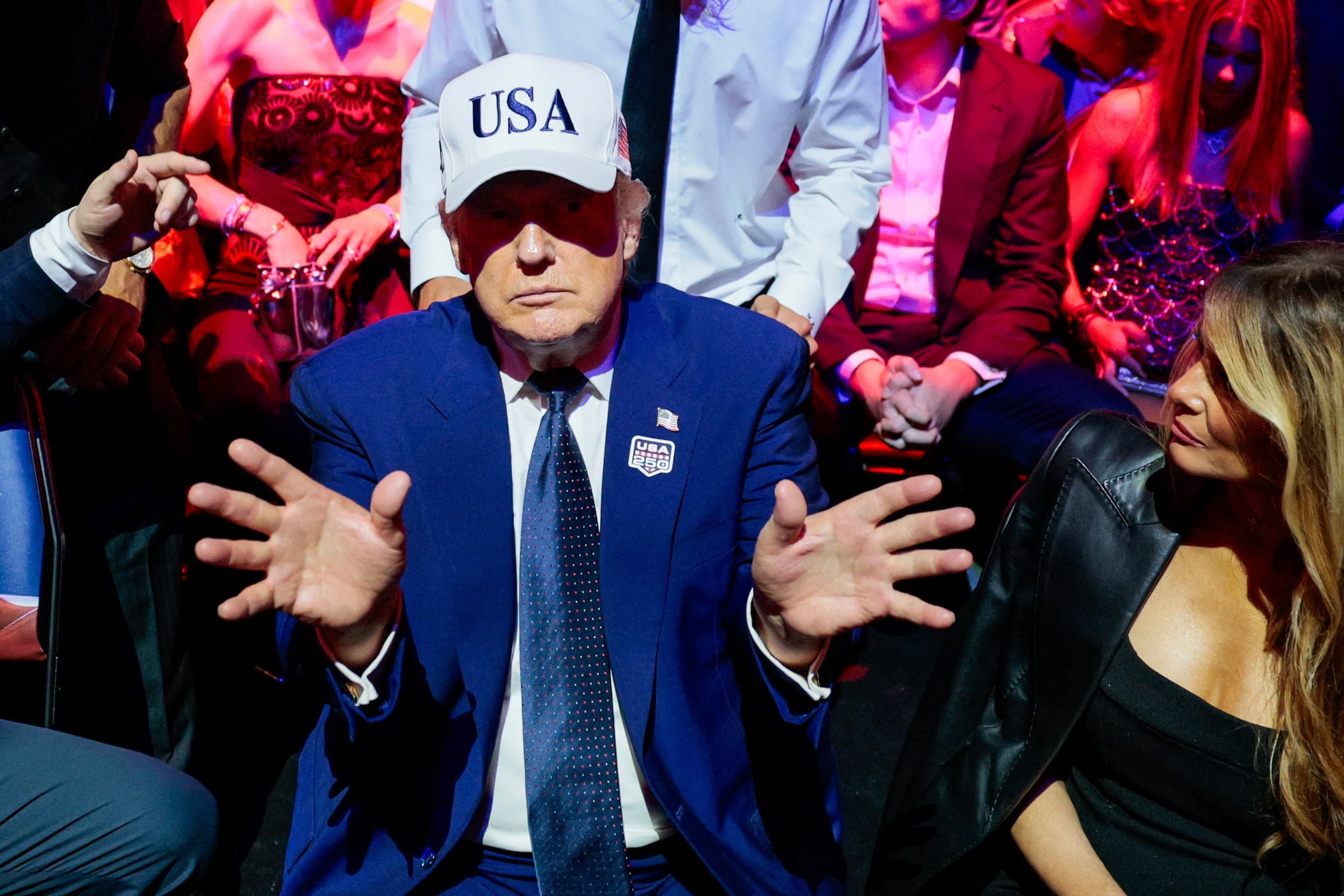 Donald Trump ameaça taxar vinhos franceses em 100% devido ao imposto sobre gigantes de tecnologia