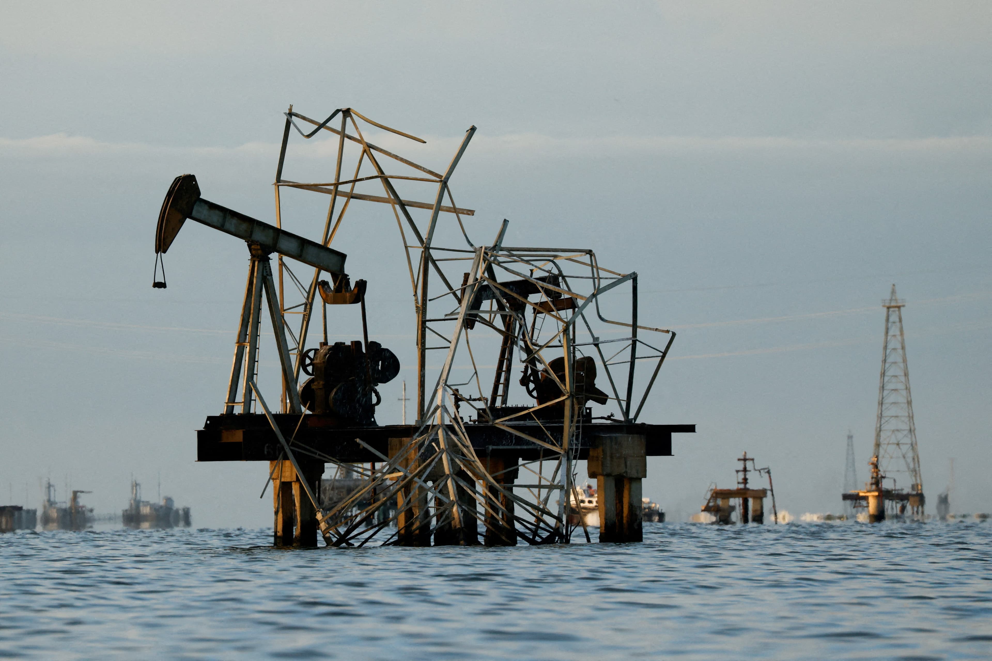 Mercado global reage a tensões geopolíticas com alta no preço do petróleo