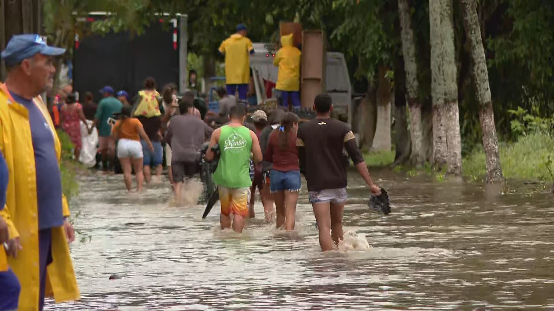 Governo de Pernambuco decreta situação de emergência após chuvas devastadoras no Grande Recife