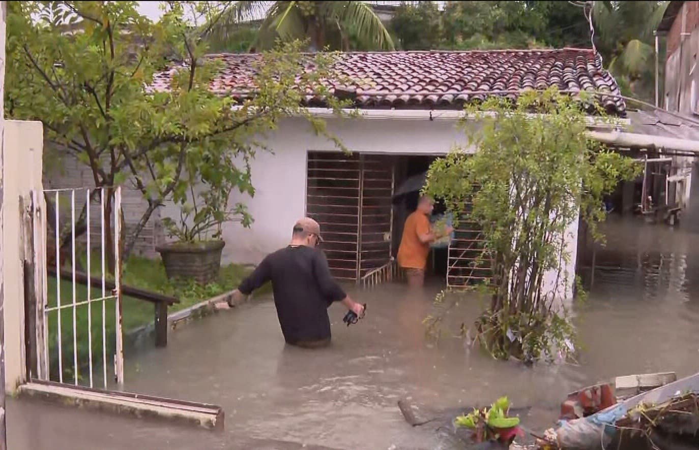 Chuva extrema causa caos, mortes e suspensão de aulas na Região Metropolitana do Recife