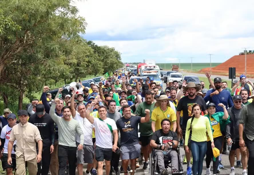 Caminhada convocada por Nikolas Ferreira chega ao sexto dia sob alertas da PRF e relatos de ferimentos