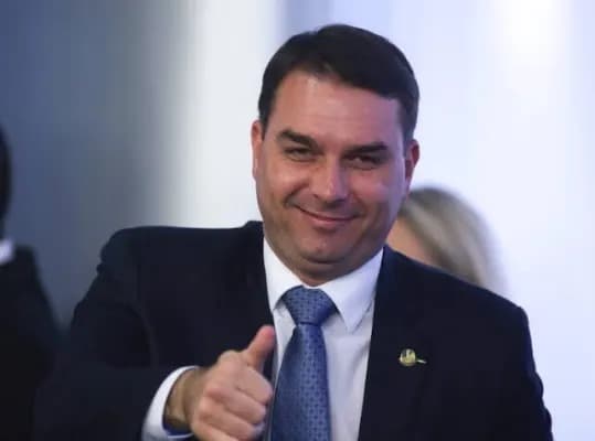 Flávio Bolsonaro é indicado por Jair Bolsonaro para disputar a Presidência em 2026