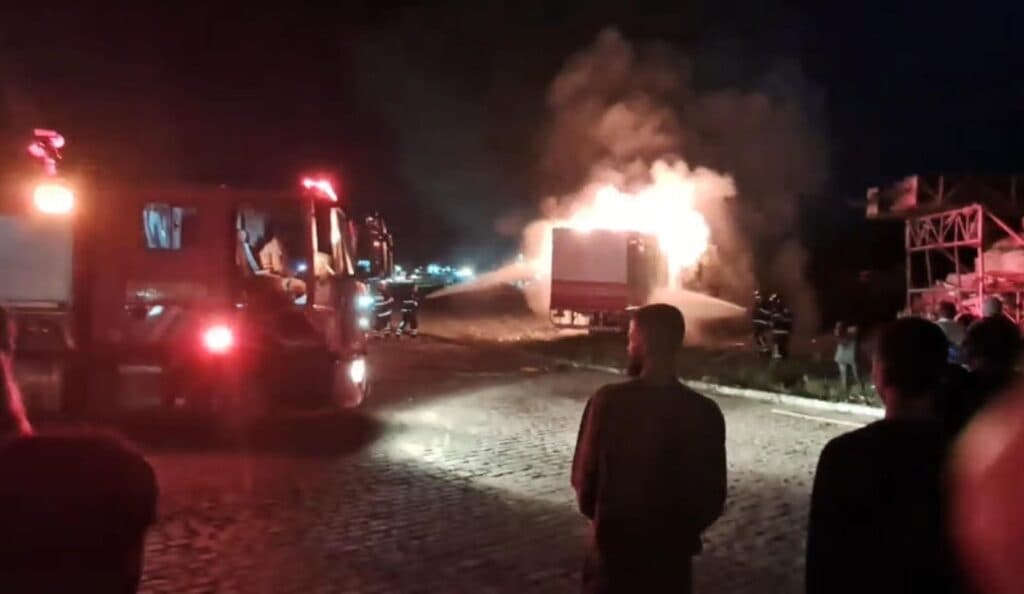 Carreta do Ferrari Circus pega fogo em Arcoverde; ninguém ficou ferido