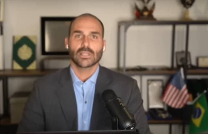 Ataque à Democracia: Eduardo Bolsonaro Condiciona Eleições de 2026 à Anistia para Golpistas