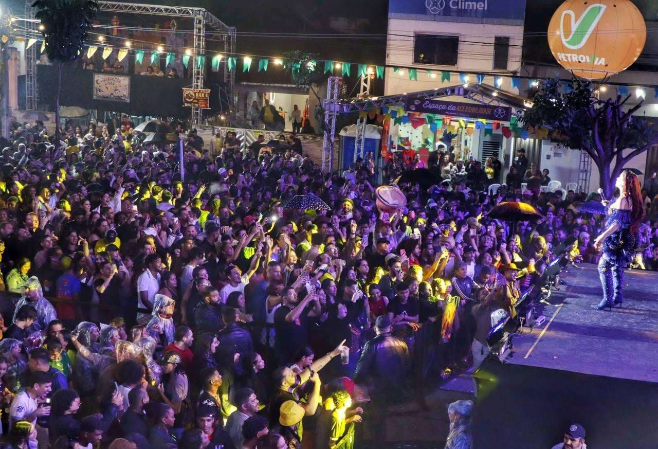 São João de Arcoverde: Priscila Senna ignora frio e leva multidão ao Pátio de Eventos