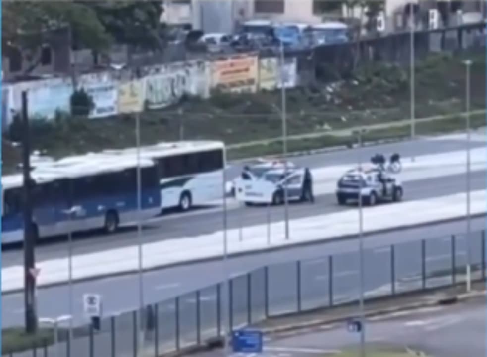Homem é baleado dentro de ônibus na PE-15, em Paulista