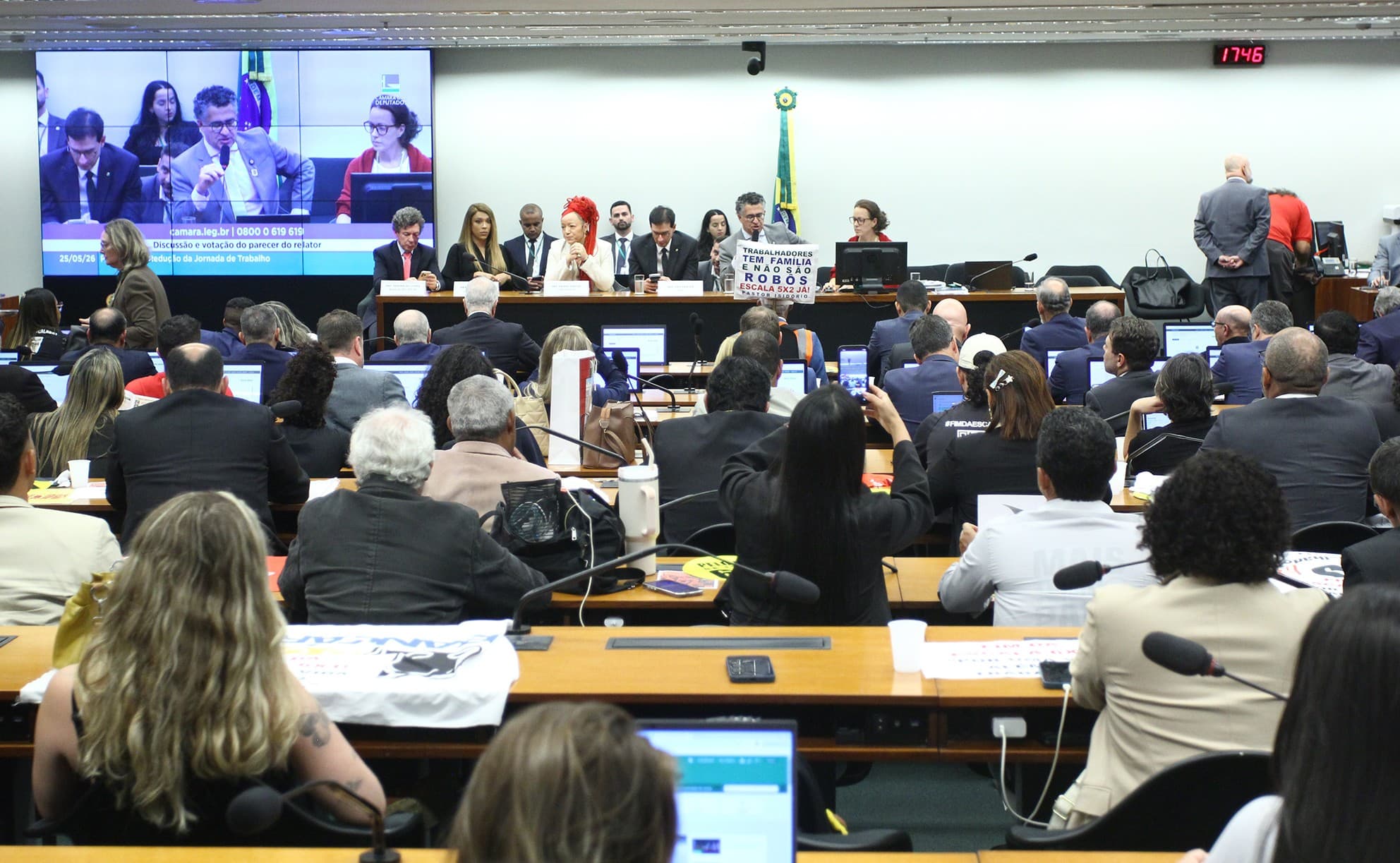 PEC do Fim da Escala 6x1: Avanços e Transição Gradual na Câmara dos Deputados