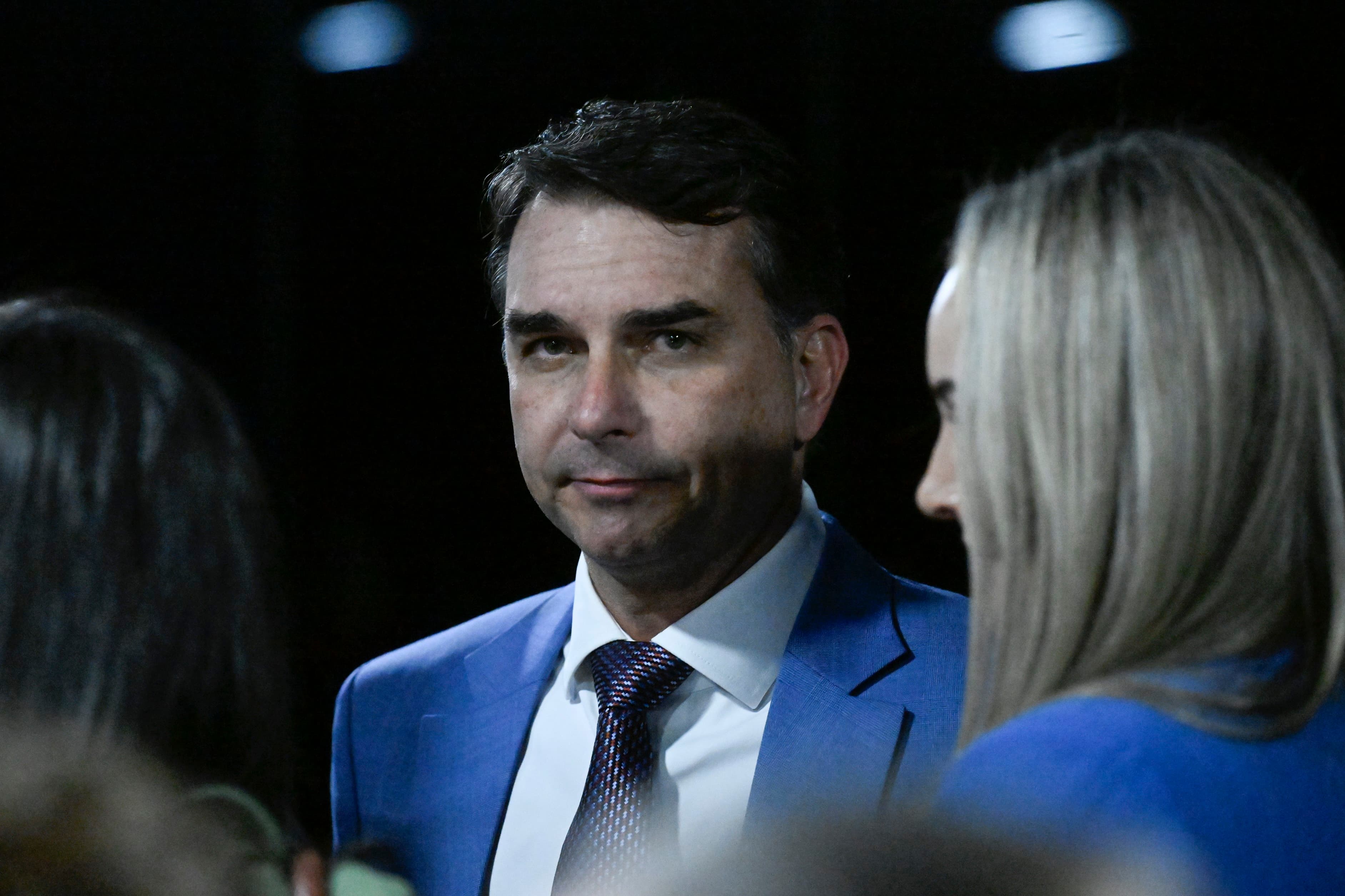 Pesquisa Quaest aponta oscilação negativa de Flávio Bolsonaro e avanço de Lula na corrida presidencial