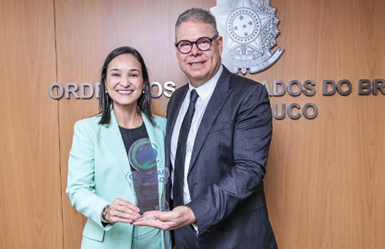 OAB-PE recebe troféu por atuação nas Semanas de Conciliação 2025