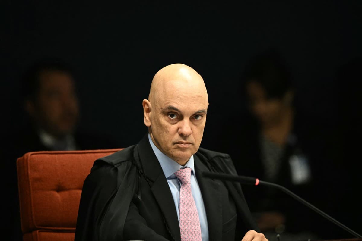 Flávio Bolsonaro solicita ao STF suspeição de Alexandre de Moraes em caso envolvendo Banco Master